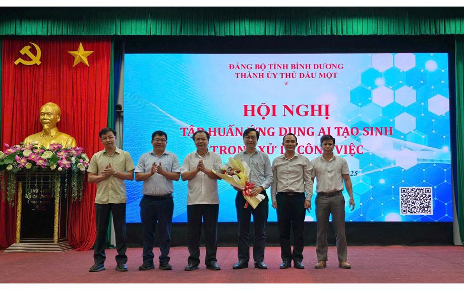 Cán bộ, giảng viên trường Đại học Thủ Dầu Một tham gia tập huấn ứng dụng AI trong xử lý công việc hành chính - văn phòng